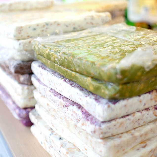 snack store at Dali Ancient City, Yunnan, China ร้านขายขนม ที่เมืองเก่าต้าหลี่ มณฑลยูนนาน ประเทศจีน