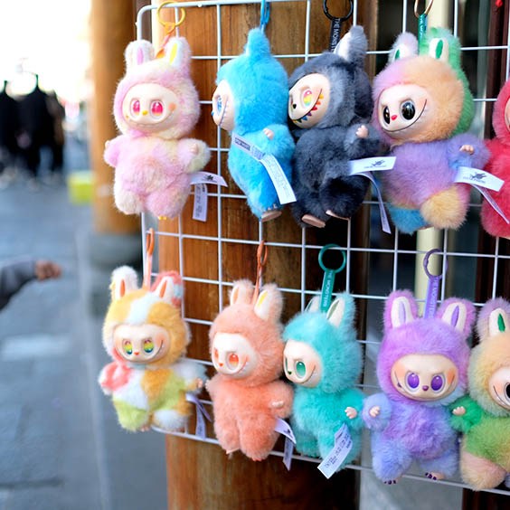 souvenirs at Dali Ancient City, Yunnan, China ร้านขายของที่ระลึก เมืองเก่าต้าหลี่ มณฑลยูนนาน ประเทศจีน