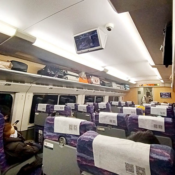 inside the high-speed train, second class บรรยากาศภายในรถไฟความเร็วสูง ชั้น 2