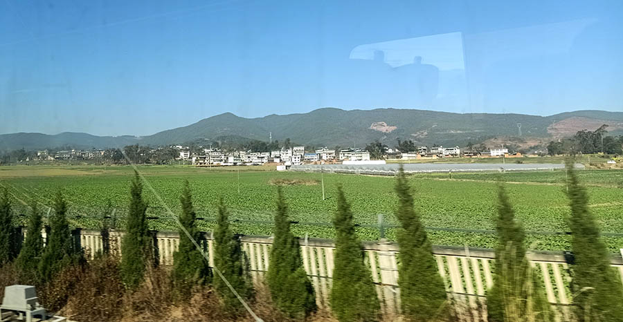 scenery along the way from Kunming to Dali by high-speed train ทิวทัศน์ระหว่างการเดินทางจากคุนหมิงไปต้าหลี่ด้วยรถไฟความเร็วสูง