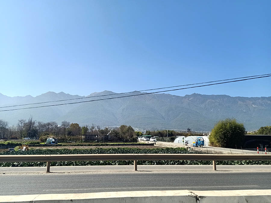 scenery along the way from Kunming to Dali by high-speed train ทิวทัศน์ระหว่างการเดินทางจากคุนหมิงไปต้าหลี่ด้วยรถไฟความเร็วสูง