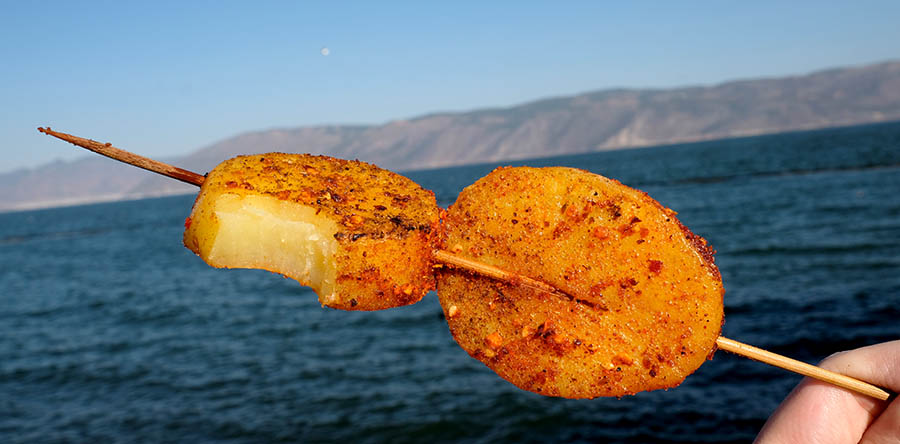 grilled potato at Erhai lake, Dali, Yunnan, China มันฝรั่งย่างที่ทะเลสาบเอ๋อร์ไห๋ เมืองต้าหลี่ มณฑลยูนนาน ประเทศจีน