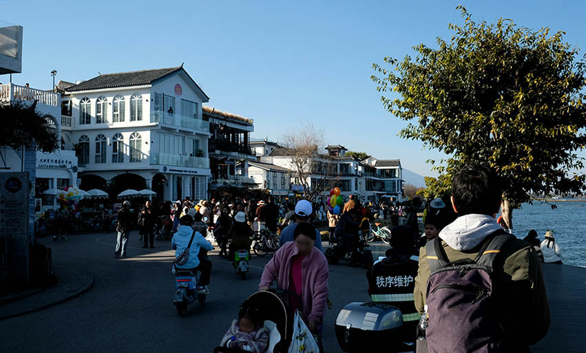 tourists at Panxi S-bay Erhai lake, Dali, Yunnan, China นักท่องเที่ยวหนาแน่น ที่ทะเลสาบเอ๋อร์ไห๋ เมืองต้าหลี่ มณฑลยูนนาน ประเทศจีน