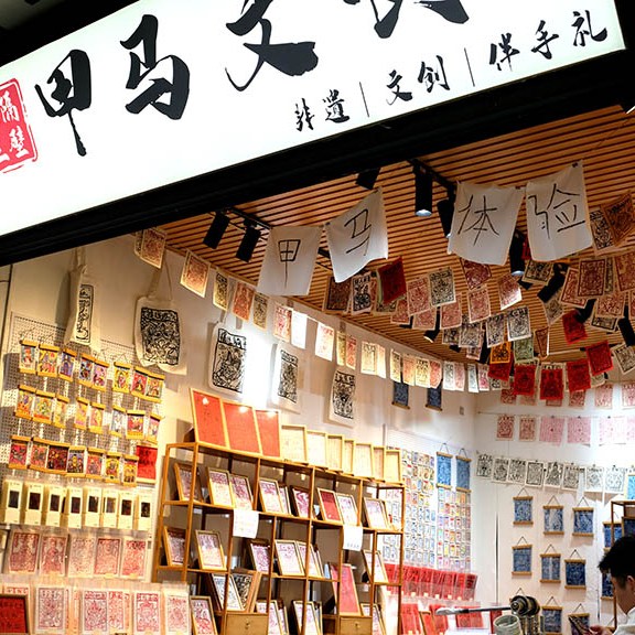 souvenirs at Dali Ancient City, Yunnan, China ร้านขายของที่ระลึก เมืองเก่าต้าหลี่ มณฑลยูนนาน ประเทศจีน