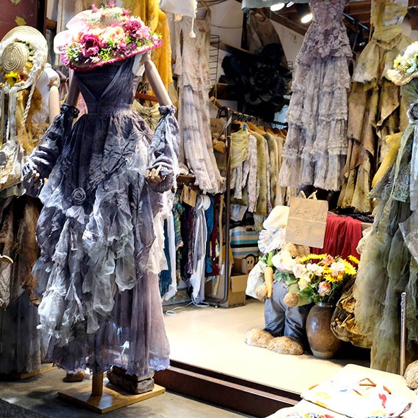 clothes store at Dali Ancient City, Yunnan, China ร้านขายเสื้อผ้า ที่เมืองเก่าต้าหลี่ มณฑลยูนนาน ประเทศจีน