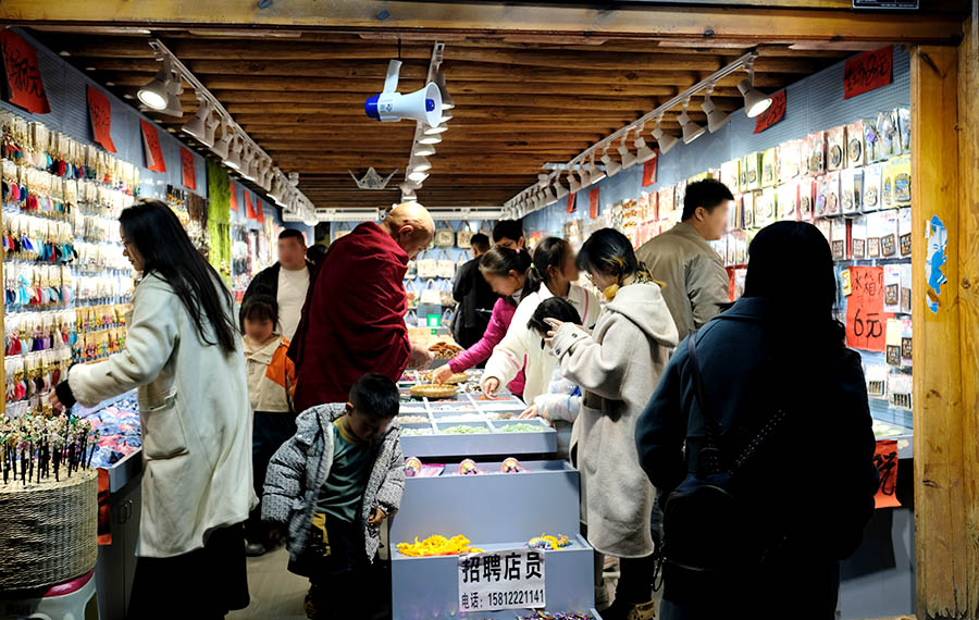 souvenirs at Dali Ancient City, Yunnan, China ร้านขายของที่ระลึก เมืองเก่าต้าหลี่ มณฑลยูนนาน ประเทศจีน