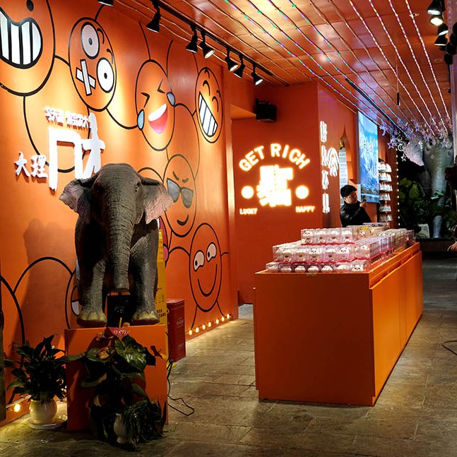 souvenirs at Dali Ancient City, Yunnan, China ร้านขายของที่ระลึก เมืองเก่าต้าหลี่ มณฑลยูนนาน ประเทศจีน