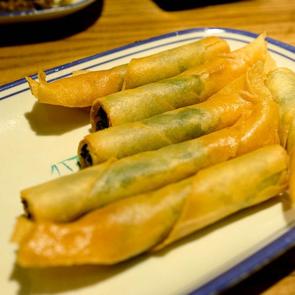 Veggie spring rolls at Yun'a Man Shengtang Beef Rice Noodles restaurant at Dali Ancient City, Yunnan, China ปอเปี๊ยะผักป่าทอด ร้านอาหาร Yun'a Man ที่เมืองเก่าต้าหลี่ มณฑลยูนนาน ประเทศจีน