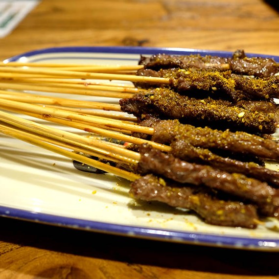 beef skewers at Yun'a Man Shengtang Beef Rice Noodles restaurant at Dali Ancient City, Yunnan, China เนื้อย่างเสียบไม้ ร้านอาหาร Yun'a Man ที่เมืองเก่าต้าหลี่ มณฑลยูนนาน ประเทศจีน