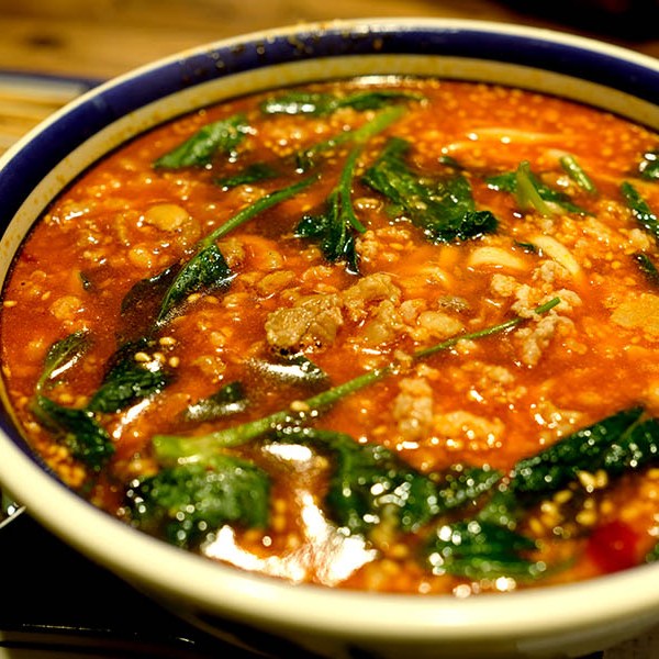 minced pork Noodles in tomato soup at Yun'a Man Shengtang Beef Rice Noodles restaurant at Dali Ancient City, Yunnan, China บะหมี่เส้นแบน หมูสับ ซุปมะเขือเทศ ร้านอาหาร Yun'a Man ที่เมืองเก่าต้าหลี่ มณฑลยูนนาน ประเทศจีน