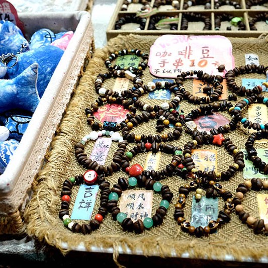 souvenirs at Dali Ancient City, Yunnan, China ร้านขายของที่ระลึก เมืองเก่าต้าหลี่ มณฑลยูนนาน ประเทศจีน