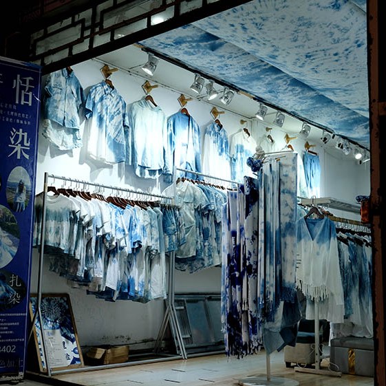 clothes store at Dali Ancient City, Yunnan, China ร้านขายเสื้อผ้า ที่เมืองเก่าต้าหลี่ มณฑลยูนนาน ประเทศจีน