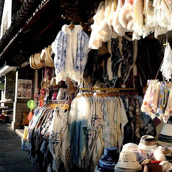 clothes store at Dali Ancient City, Yunnan, China ร้านขายเสื้อผ้า ที่เมืองเก่าต้าหลี่ มณฑลยูนนาน ประเทศจีน