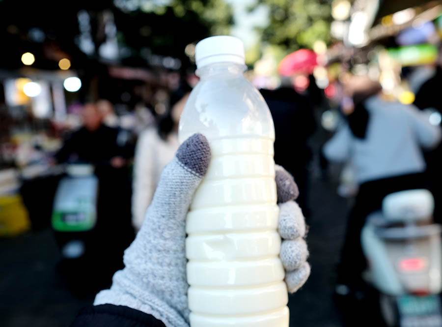 milk vendor at farmers' market Dali Ancient City, Yunnan, China ร้านขายนม ตลาดชาวนา เมืองเก่าต้าหลี่ มณฑลยูนนาน ประเทศจีน