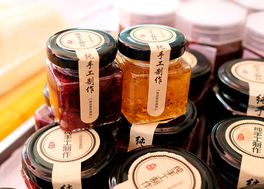 Osmanthus and Rose jam at farmers' market Dali Ancient City, Yunnan, China แยมหอมหมื่นลี้ และแยมกุหลาบ ที่ตลาดชาวนา เมืองเก่าต้าหลี่ มณฑลยูนนาน ประเทศจีน