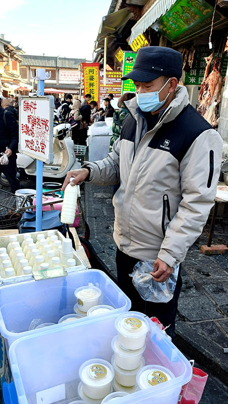 milk vendor at farmers' market Dali Ancient City, Yunnan, China ร้านขายนม ตลาดชาวนา เมืองเก่าต้าหลี่ มณฑลยูนนาน ประเทศจีน
