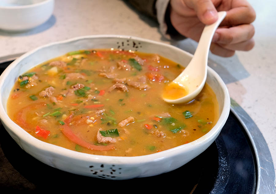 Beef stew in passion fruit, Huā Yǔ JùnYe Shengjun Hotpot เนื้อตุ๋นในซอสเสาวรส ร้านอาหารของชาว Bai (ไป๋)