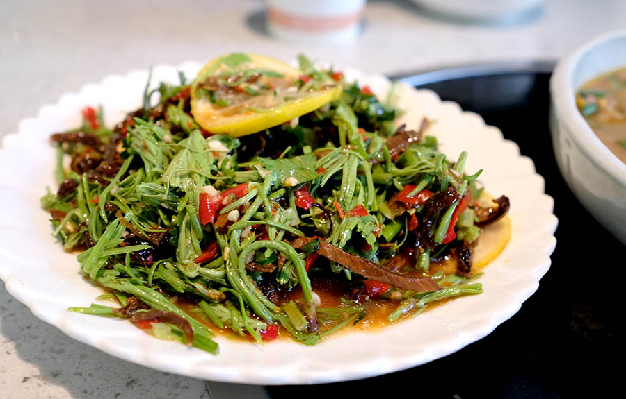 Mt. Cangshan Pine Tips with Termite Mushrooms in Oil, Huā Yǔ JùnYe Shengjun Hotpot ยำเห็ดโคน และยอดสนภูเขาชางซาน ร้านอาหารของชาว Bai (ไป๋)