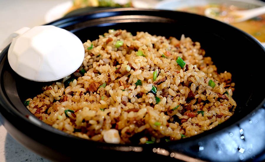 Mushroom fried rice, Huā Yǔ JùnYe Shengjun Hotpot ข้าวผัดเห็ด ร้านอาหารของชาว Bai (ไป๋)