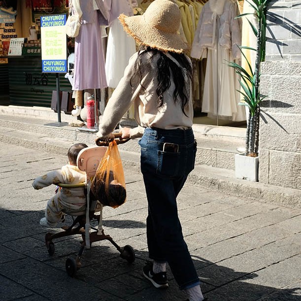a woman and her baby, Dali Ancient City, Yunnan, China ผู้หญิงและเด็กเล็ก เมืองเก่าต้าหลี่ มณฑลยูนนาน ประเทศจีน