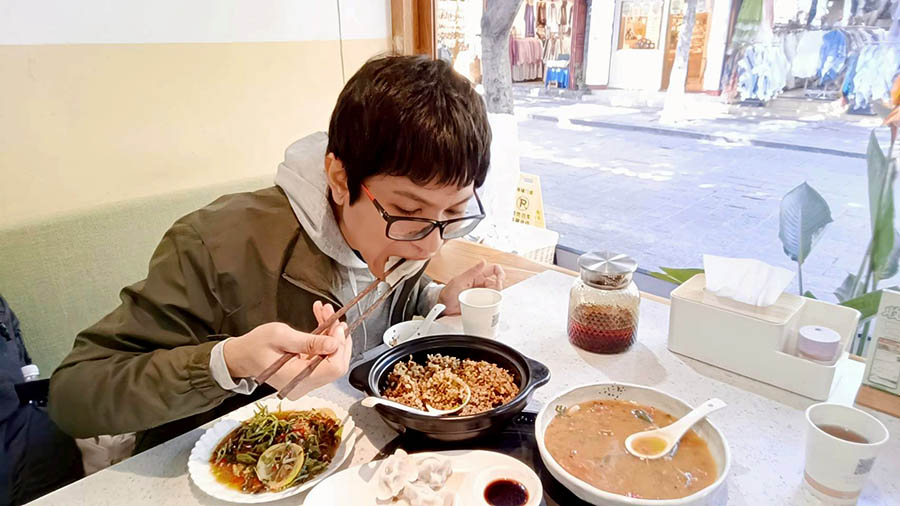 Huā Yǔ JùnYe Shengjun Hotpot ร้านอาหารของชาว Bai (ไป๋)