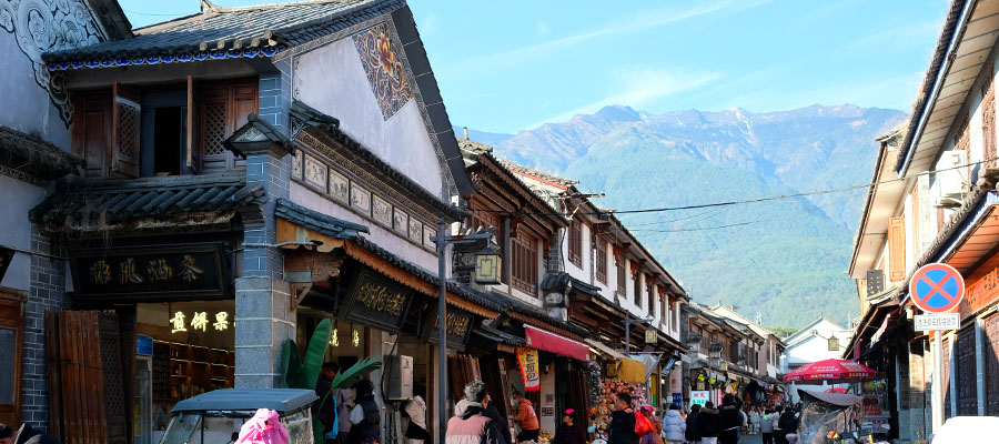 Dali Ancient City showing Cangshan mountain in the background เมืองโบราณต้าหลี่ และ ภูเขาชางซาน