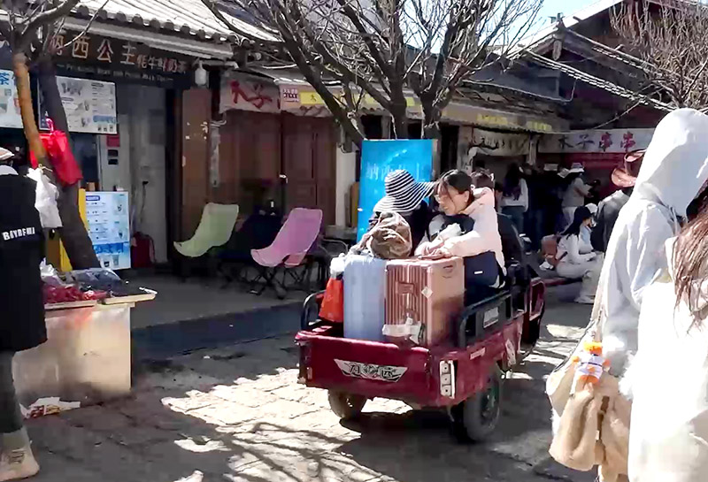 รถรับส่งไปโรงแรมที่หมู่บ้านไป๋ชา ลี่เจียง ยูนนาน ประเทศจีน transport to hotel at Baisha Ancient Town, Lijiang, Yunnan, China
