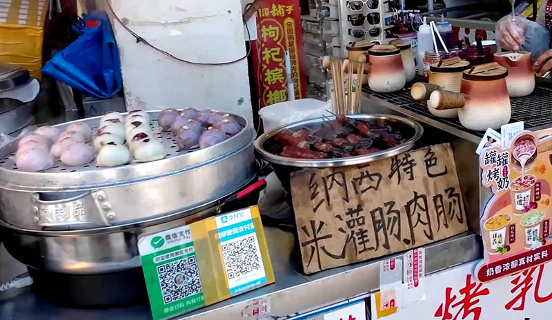 ไส้กรอกข้าว ที่หมู่บ้านไป๋ชา ลี่เจียง ยูนนาน ประเทศจีน sausages at Baisha Ancient Town, Lijiang, Yunnan, China
