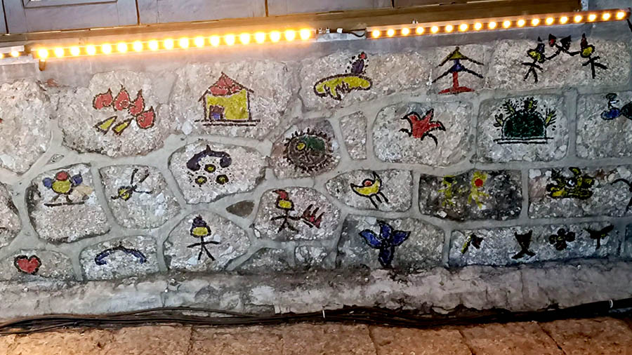 อักษรตงปาบนกำแพง ในเมืองเก่าลี่เจียง Dongba text on the wall in Lijiang old town