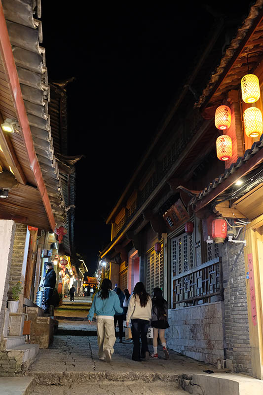 Lijiang old town at night, Yunnan province, China เมืองเก่าลี่เจียง ตอนกลางคืน มณฑลยูนนาน ประเทศจีน