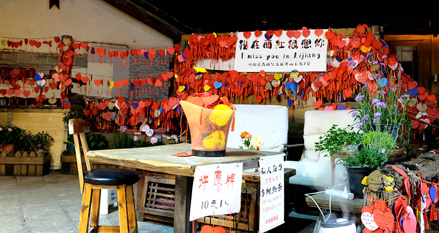 Lijiang old town at night, Yunnan province, China เมืองเก่าลี่เจียง ตอนกลางคืน มณฑลยูนนาน ประเทศจีน
