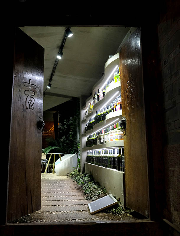 shop at Lijiang old town at night, Yunnan province, China ร้านค้าที่เมืองเก่าลี่เจียง ตอนกลางคืน มณฑลยูนนาน ประเทศจีน