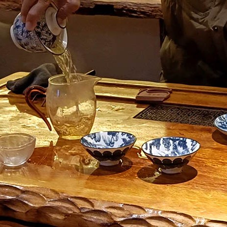 tea ceremony at Yueshang Mountain Viewing Courtyard hotel, Lijiang old town