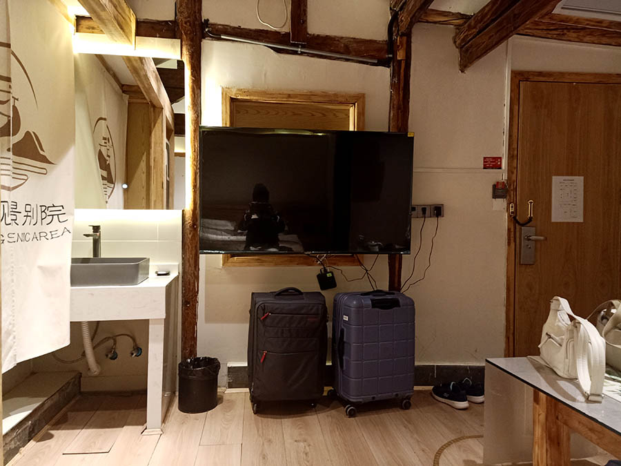 อ่างล้างหน้ามีน้ำอุ่น กระจกเงามีไฟในตัว มีโทรทัศน์ให้ในห้องพัก Yueshang Mountain Viewing Courtyard hotel, Lijiang old town