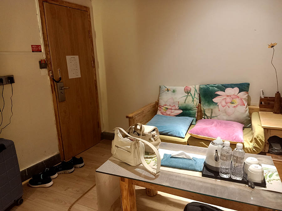 ในห้องพักมีโซฟาให้ Yueshang Mountain Viewing Courtyard hotel, Lijiang old town