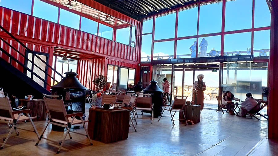 indoor zone, Yún dī'àn cafe, Lijiang, Yunnan province, China สั่งเครื่องดื่มแล้วรอรับภายในอาคารนี้ คาเฟ่ หยุน ตี้ อั้น, ลี่เจียง, มณฑลยูนนาน ประเทศจีน