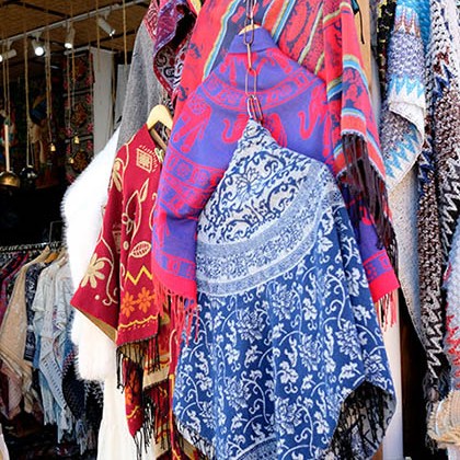 ร้านขายเสื้อผ้าที่หมู่บ้านไป๋ชา ลี่เจียง ยูนนาน ประเทศจีน clothes shop at Baisha Ancient Town, Lijiang, Yunnan, China