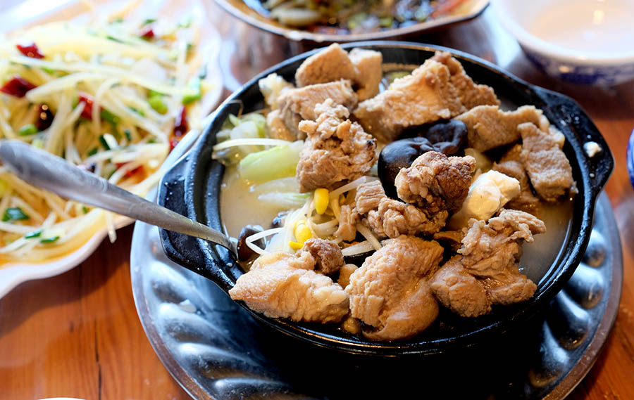 หม้อไฟคาราวาน ร้าน Xinguo Najia Restaurant หมู่บ้านไป๋ชา ลี่เจียง ยูนนาน ประเทศจีน Naxi Special Caravan Hot Pot at Baisha Ancient Town, Lijiang, Yunnan, China