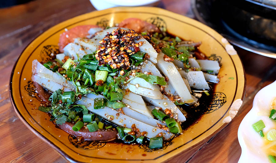 ยำเต้าหู้ถั่วลูกไก่ ร้าน Xinguo Najia Restaurant หมู่บ้านไป๋ชา ลี่เจียง ยูนนาน ประเทศจีน Spicy Naxi Chickpea Jelly at Baisha Ancient Town, Lijiang, Yunnan, China