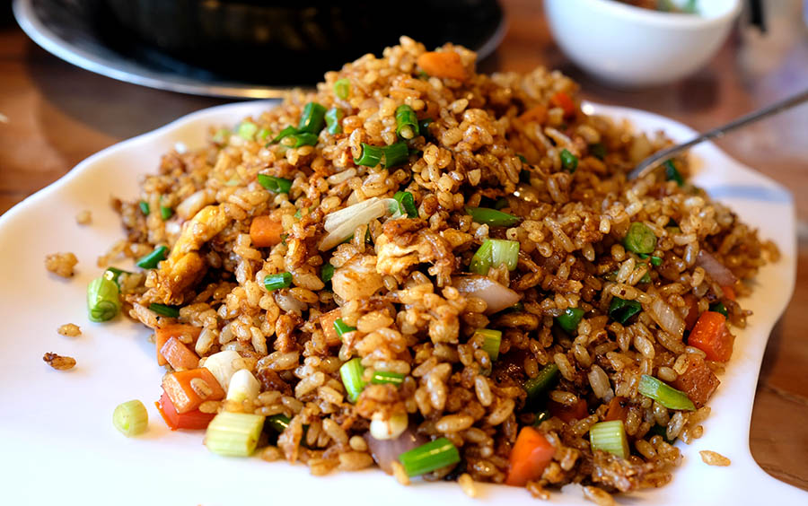 ข้าวผัดน่าซี ร้าน Xinguo Najia Restaurant หมู่บ้านไป๋ชา ลี่เจียง ยูนนาน ประเทศจีน Naxi Fried Rice at Baisha Ancient Town, Lijiang, Yunnan, China 