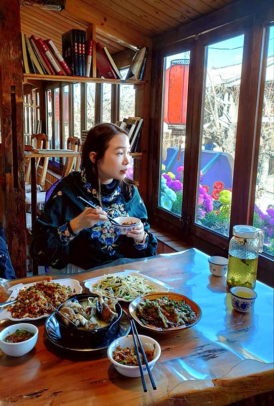  ร้าน Xinguo Najia Restaurant  หมู่บ้านไป๋ชา ลี่เจียง ยูนนาน ประเทศจีน  Xinguo Najia Restaurant at Baisha Ancient Town, Lijiang, Yunnan, China 