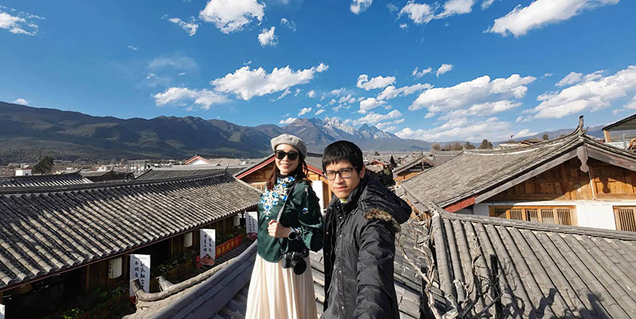 คาเฟ่หลังคา ร้าน Sanshu Home Café หมู่บ้านไป๋ชา ลี่เจียง ยูนนาน ประเทศจีน rooftop cafe Sanshu Home Café in Baisha Ancient Town, Lijiang, Yunnan, China