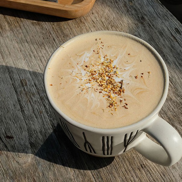 Osmanthus & Sweet Rice Wine Latte ร้าน Sanshu Home Café หมู่บ้านไป๋ชา ลี่เจียง ยูนนาน ประเทศจีน Sanshu Home Café in Baisha Ancient Town, Lijiang, Yunnan, China