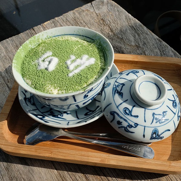 Wild Forest Berry Tiramisu ร้าน Sanshu Home Café หมู่บ้านไป๋ชา ลี่เจียง ยูนนาน ประเทศจีน Sanshu Home Café in Baisha Ancient Town, Lijiang, Yunnan, China