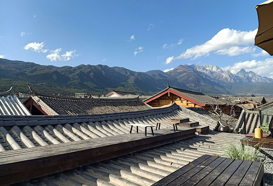 คาเฟ่หลังคา ร้าน Sanshu Home Café หมู่บ้านไป๋ชา ลี่เจียง ยูนนาน ประเทศจีน rooftop cafe Sanshu Home Café in Baisha Ancient Town, Lijiang, Yunnan, China