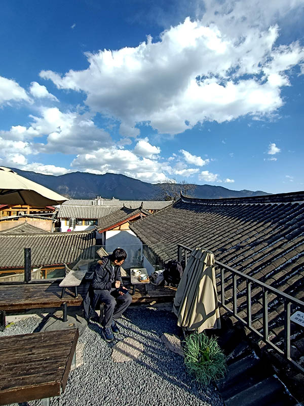 คาเฟ่หลังคา ร้าน Sanshu Home Café หมู่บ้านไป๋ชา ลี่เจียง ยูนนาน ประเทศจีน rooftop cafe Sanshu Home Café in Baisha Ancient Town, Lijiang, Yunnan, China