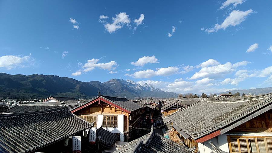 คาเฟ่หลังคา ร้าน Sanshu Home Café หมู่บ้านไป๋ชา ลี่เจียง ยูนนาน ประเทศจีน rooftop cafe Sanshu Home Café in Baisha Ancient Town, Lijiang, Yunnan, China