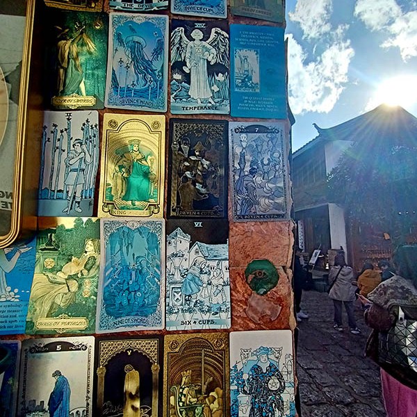 คาเฟ่ที่หมู่บ้านไป๋ชา ลี่เจียง ยูนนาน ประเทศจีน a cafe at Baisha Ancient Town, Lijiang, Yunnan, China