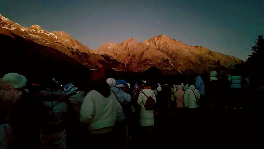 watch sunrise at Ganhaizi, Jade Dragon Snow Mountain, Lijiang, Yunnan Province, China ชมพระอาทิตย์ขึ้นที่ Ganhaizi ภูเขาหิมะมังกรหยก ลี่เจียง มณฑลยูนนาน ประเทศจีน