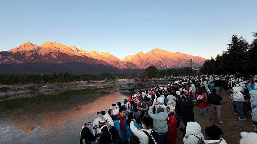 watch sunrise at Ganhaizi, Jade Dragon Snow Mountain, Lijiang, Yunnan Province, China ชมพระอาทิตย์ขึ้นที่ Ganhaizi ภูเขาหิมะมังกรหยก ลี่เจียง มณฑลยูนนาน ประเทศจีน